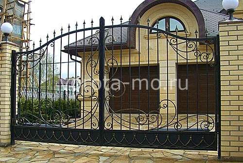 Распашные кованые ворота 2400*2900