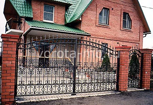 Распашные кованые ворота 1800*3400