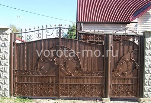 Распашные кованые ворота 2100*3000