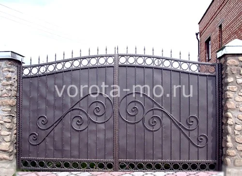 Распашные кованые ворота 2200*3400