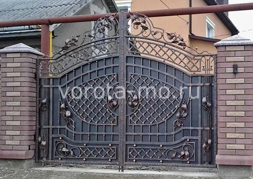Распашные кованые ворота 2400*3200