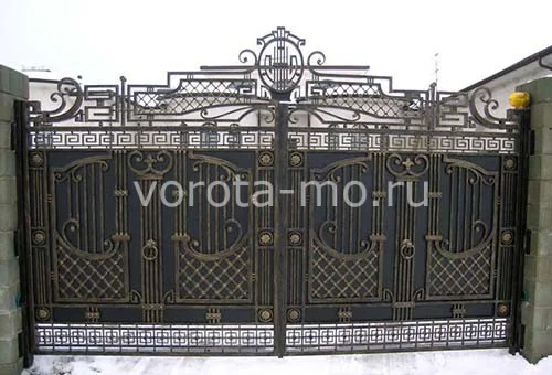 Распашные кованые ворота 2500*3400