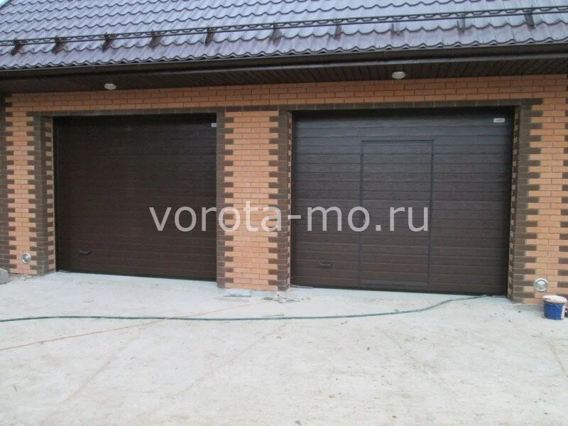Секционные ворота с калиткой 2335*2750