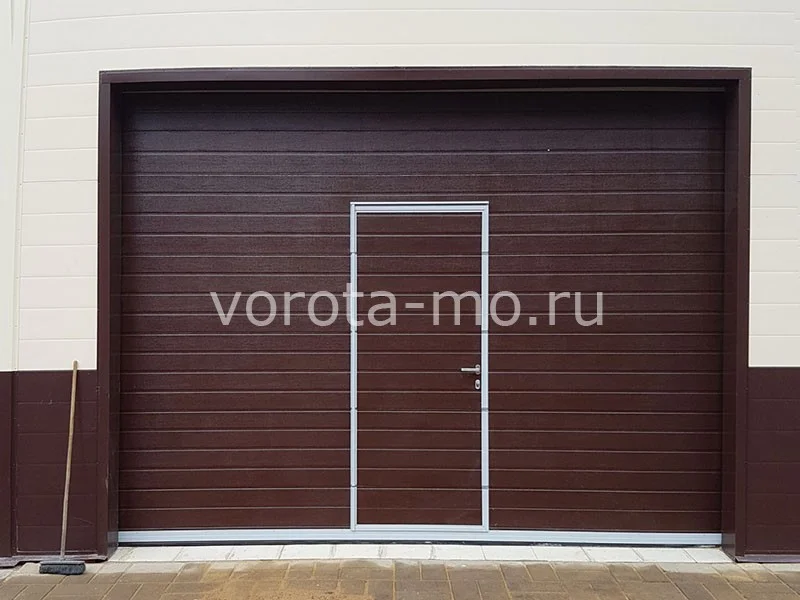 Секционные ворота с калиткой 2585*3000