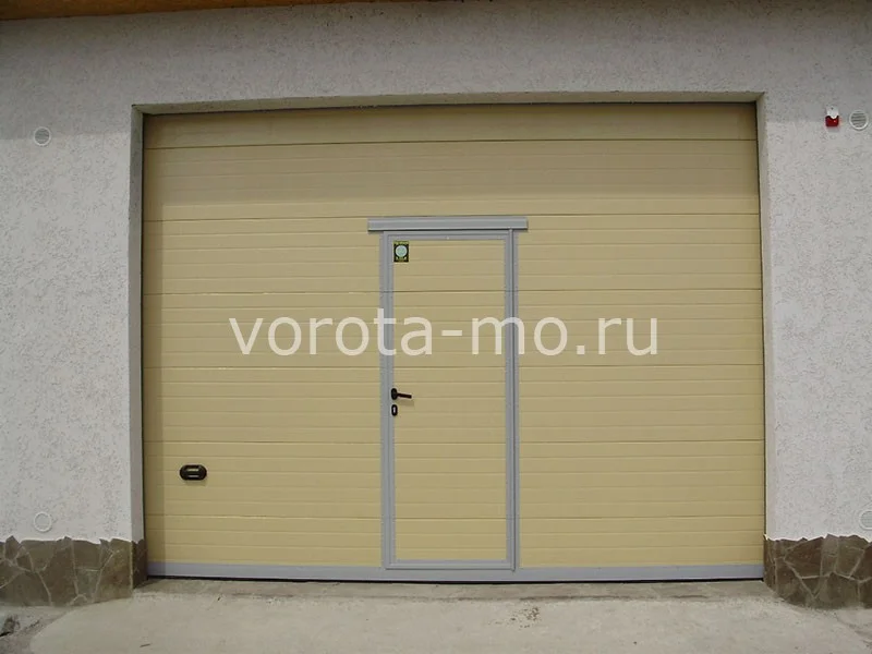 Секционные ворота с калиткой 2085*2625